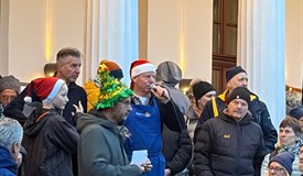 Präsident Kruse moderiert launig die Tombola