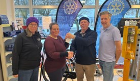 Präsident Torsten Kruse und Stephan Welbers übergaben den Hauptpreis des Adventskalenders an Lara Akay-Koppenhöhl