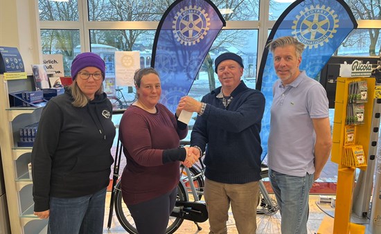 Präsident Torsten Kruse und Stephan Welbers übergaben den Hauptpreis des Adventskalenders an Lara Akay-Koppenhöhl